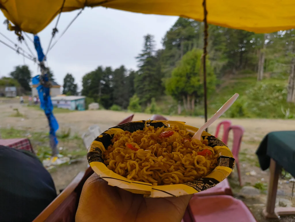 Pilgrims Enjoying Hot Pahadi Maggi During the Kedarnath Trek with Beautiful Himalayan Mountain Views