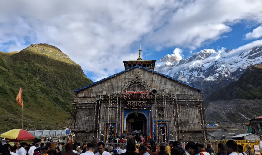 Kedarnath Yatra Package with Kedarnath Temple and Himalayan mountains