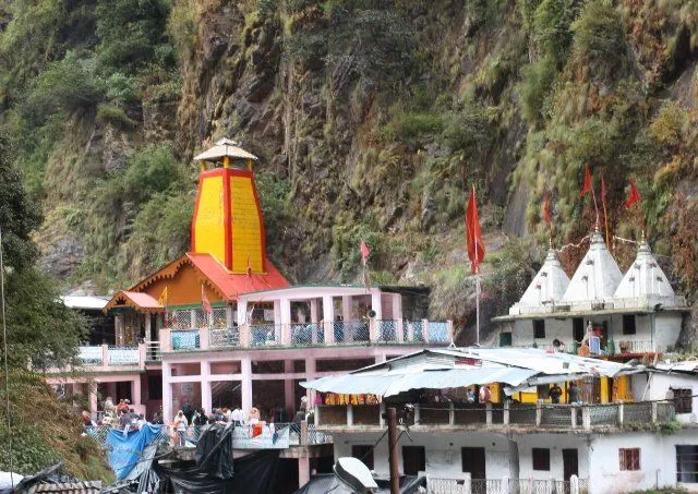 Yamunotri Tour Package with Yamunotri Temple and Himalayan Mountains